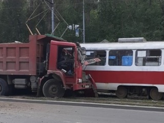 В Самаре большегруз врезался в трамвай с пассажирами. Есть пострадавшие