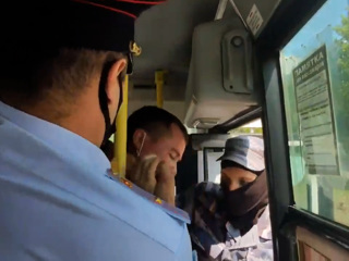 Полицейские силой вытащили мужчину из автобуса из-за отсутствия маски