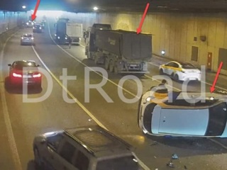 В Лефортовском тоннеле перевернулся автомобиль каршеринга