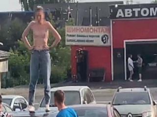 "Стало жарко": обнаженная по пояс сибирячка устроила шоу на крыше машины