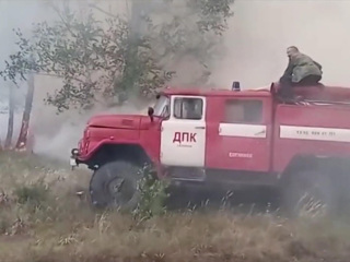 Огонь дошел до жилых домов: в Челябинской области борются с сильнейшими пожарами