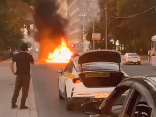 В Москве посреди проезжей части сгорел автомобиль