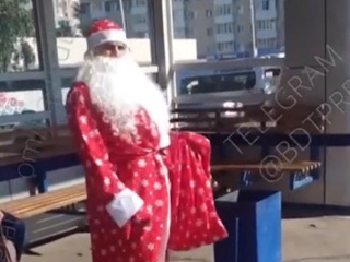 Разгар лета: по улицам Уфы ходил Дед Мороз и раздавал подарки