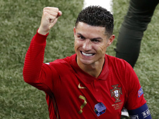 Португалия благодаря дублю Роналду разгромила Швейцарию