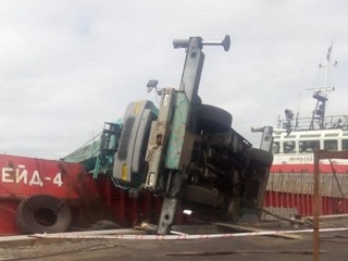 Автокран рухнул на судно в сахалинском порту