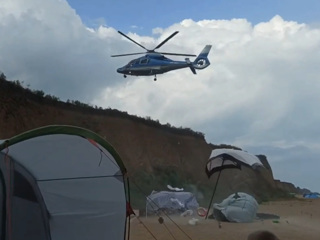 Вертолет разметал палатки отдыхающих под Одессой и попал на видео