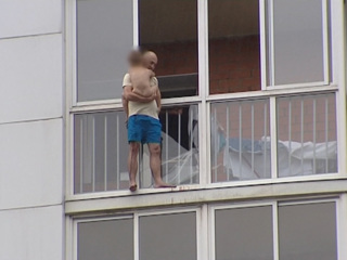 Угрожавшего сбросить сына с балкона жителя Иркутска взяли под стражу