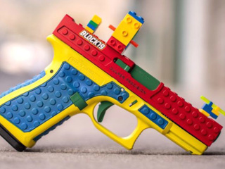 В США возник скандал из-за пистолета в стиле LEGO