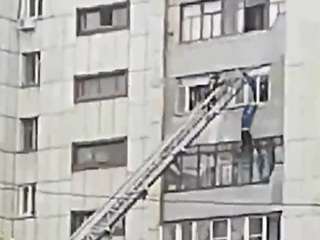 Челябинец сорвался с 7 этажа, когда его спасали. Видео
