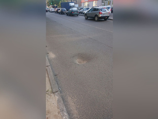 Воронежец на электровелосипеде разбил голову из-за ямы на дороге