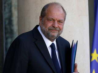 Премьер Франции доверяет министру юстиции, несмотря на обвинения
