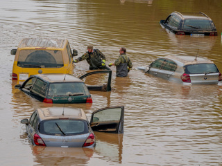 Дожди, грозы и град в Швейцарии: дороги размыло, авто ушли под воду