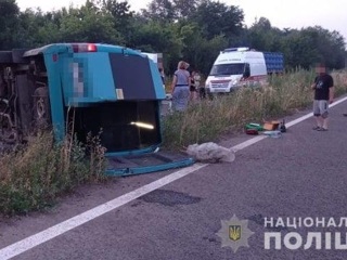 Недалеко от Счастья перевернулась маршрутка с пассажирами