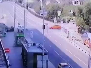Момент ДТП с переворотом в Екатеринбурге попал на видео