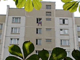 Мужчину уговаривают не прыгать из окна дома в Москве