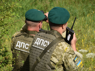 Неизвестные отняли у украинских пограничников табельное оружие