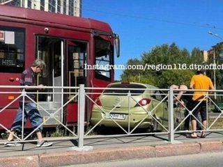 Троллейбус протаранил и протащил машину в Казани