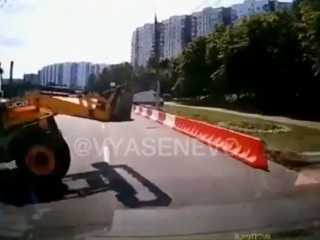 Скорая врезалась в тракторный ковш на юге Москвы