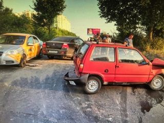В донской столице автомобиль стажера попал в тройное ДТП