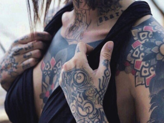 Омичам предлагают набить татуировки с прахом умерших людей и животных