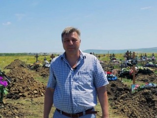 Это не цифры, а люди: директор кладбища обратился к непривитым на фоне могил