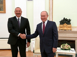 Путин поблагодарил Алиева за поддержку русского языка