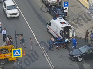 Мотоциклист на высокой скорости врезался в грузовик в центре Москвы. Видео