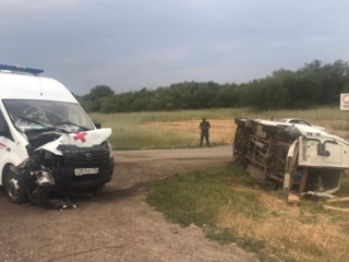 Под Волгоградом скорая с двумя пациентами столкнулась с микроавтобусом