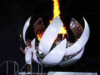 Наоми Осака зажгла олимпийский огонь на церемонии открытия Игр