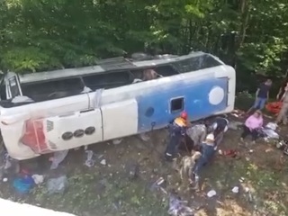 Автобус с туристами улетел в кювет на Кубани из-за отказа тормозов