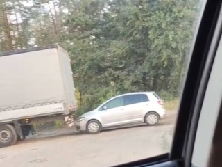 В Воронеже фура протаранила припаркованный автомобиль