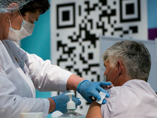 Вирусолог Чепурнов о рекордной смертности: медленно вакцинируемся