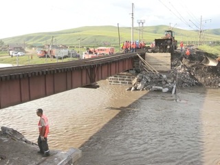 Восстановленный мост: пассажирские поезда пошли вслед за грузовыми