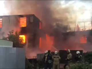 В Ростове пожар уничтожил трехэтажный дом, людей эвакуировали