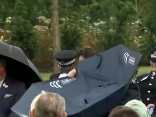 Джонсон не смог справиться с зонтом и рассмешил принца Чарльза