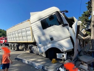 В Туапсинском районе грузовик снес торговый павильон