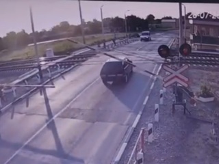 Водитель "Лады" чудом выжил после столкновения с поездом в Крыму