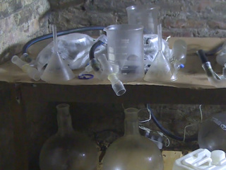 Наркопроизводители устроили лабораторию в деревне Брянской области