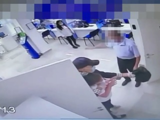 Мужчина с ножом ворвался в банковский офис в Сочи. Видео