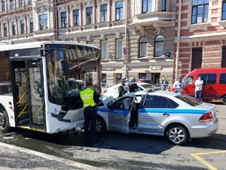 Полицейские оказались в больнице после ДТП с автобусом в Петербурге