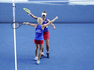 Теннисистки Крейчикова и Синякова завоевали золото Олимпиады в парном разряде