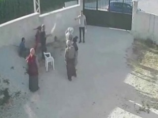 Расстрел семьи из семи человек во дворе попал на видео