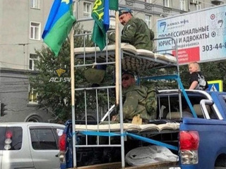 Десантники проехались по центру Новосибирска на двухъярусной кровати