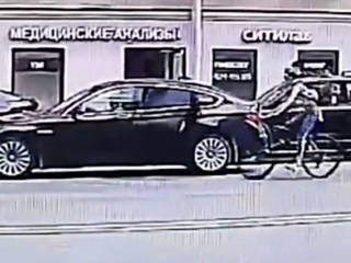 Две велосипедистки с разницей в пять минут врезались в двери машин в одном и том же месте
