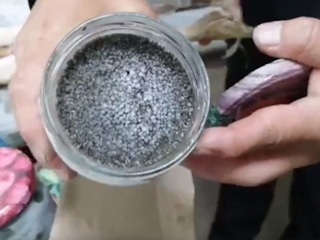 У омских браконьеров нашли 16 банок с черной икрой