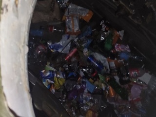 Фантики и пустые бутылки: на Ямале танк на Площади Победы превратили в мусорку