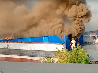Горит 500 кв. метров: в Челябинской области на рынке произошло крупное возгорание