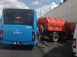 Пассажирский автобус столкнулся с КамАЗом на юго-западе Москвы