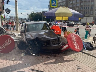 Автомобиль сбил несколько человек на рынке в Калининграде
