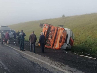 В Кузбассе грузовик влетел в автобус с вахтовиками, есть пострадавшие